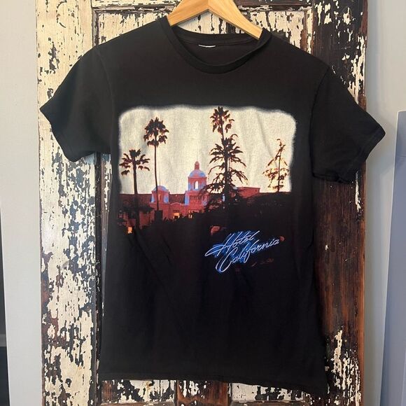 The Eagles Hotel California album cover T-shirt. Unisex size small. - Picture 1 of 4